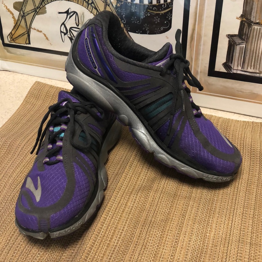 Brooks athletic shoes 9M Pure Codence 2